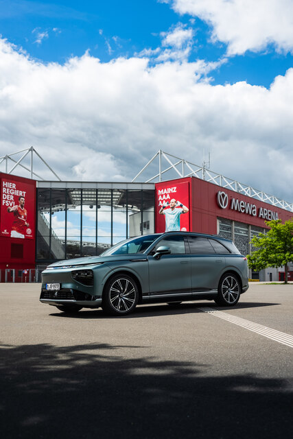 XPENG wird Premium- und Mobilitätspartner des 1. FSV Mainz 05 - und stellt dem Traditionsverein unter anderem einen XPENG G9.