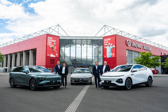 XPENG wird Premium- und Mobilitätspartner des 1. FSV Mainz 05: Markus Schrick, Geschäftsführer der XPENG Vertriebsregion Central Europe; Jochen Röttgermann, Vorstand Marketing und Vertrieb beim 1. FSV Mainz 05; Janik Jülch, Event Marketing Manager XPENG Motors Deutschland; und
David Schössler, Direktor B2B beim 1. FSV Mainz 05 (v.l.n.r.)