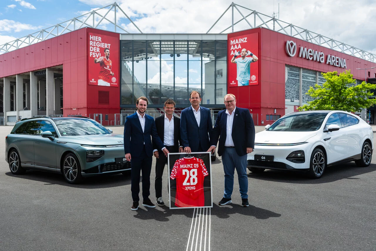 XPENG wird Premium- und Mobilitätspartner des 1. FSV Mainz 05: Janik Jülch, Event Marketing Manager XPENG Motors Deutschland; Jochen Röttgermann, Vorstand Marketing und Vertrieb beim 1. FSV Mainz 05; Markus Schrick, Geschäftsführer der XPENG Vertriebsregion Central Europe, und
David Schössler, Direktor B2B beim 1. FSV Mainz 05 (v.l.n.r.)
