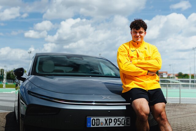 XPENG wird Mobilitätspartner des Deutschen Leichtathletik-Verbands: Hammerwerfer Merlin Hummel vor dem XPENG P7+.