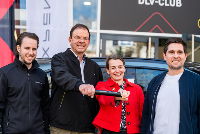XPENG wird Mobilitätspartner des Deutschen Leichtathletik-Verbands: Janik Jülch, Event Marketing Manager XPENG Motors Deutschland; Markus Schrick, Geschäftsführer der XPENG Vertriebsregion Central Europe; DLV-Vorständin Kristin Behrens und Michael Mottl, Geschäftsführer der Deutschen Leichtathletik Marketing GmbH; bei der Staffelübergabe (v.l.n.r.)