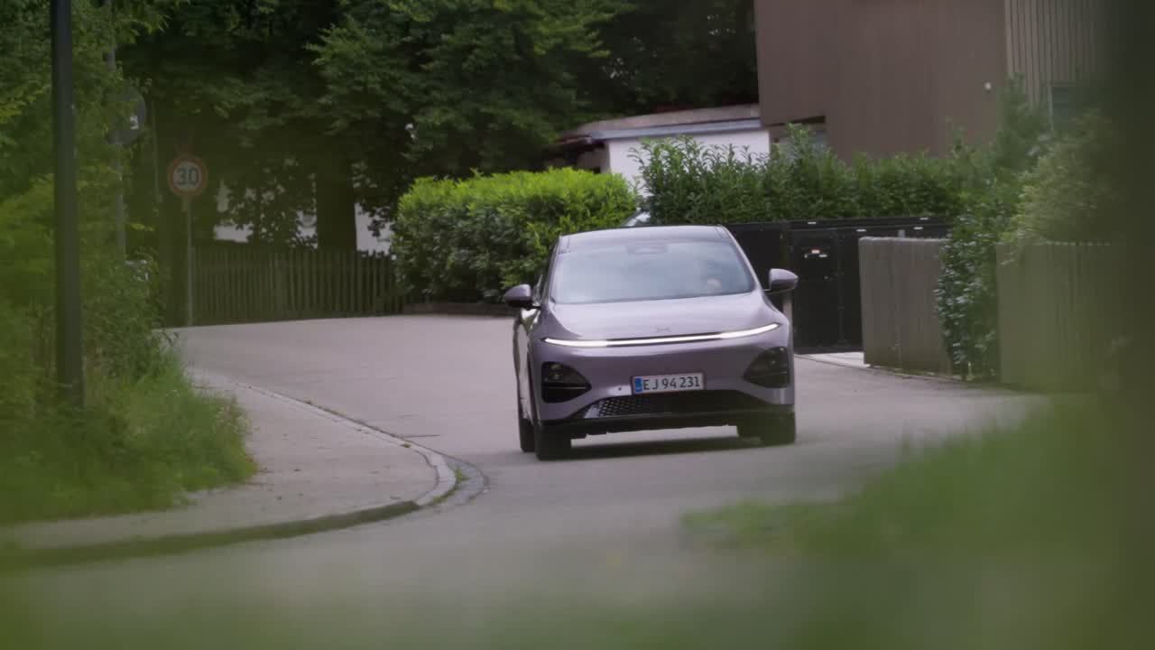Mit der neuen KaraFun-Funktion verwandelt sich der Innenraum in eine fröhliche Karaoke-Bar.