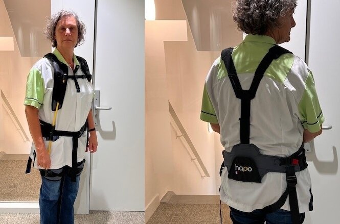 Speciaal exoskelet spaart rug van verzorgenden - TVV