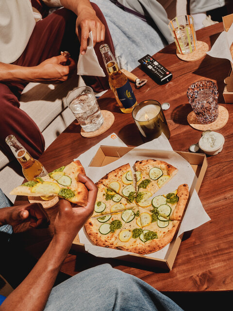 Lifestyle_sRGB_ALL_2025_Football-Fans_pizza-courgette-veggie-drinks-hands_EXP-JULY2030.jpg