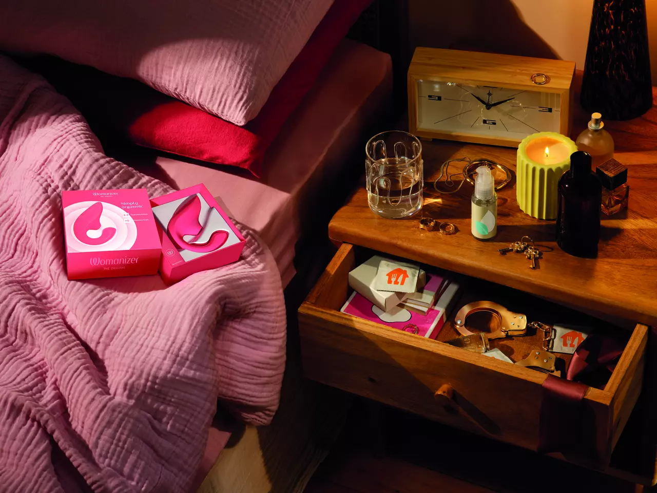 Partners_CMYK_ALL_2024_Love-Honey_Bedroom-Self-care-Vibrator-Womanizer.tiff