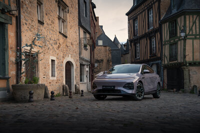 Neuer XPENG G6 in Le Mans city_10.jpg