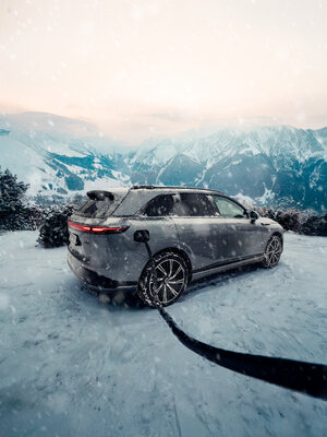 XPENG G9 ladend im Winter