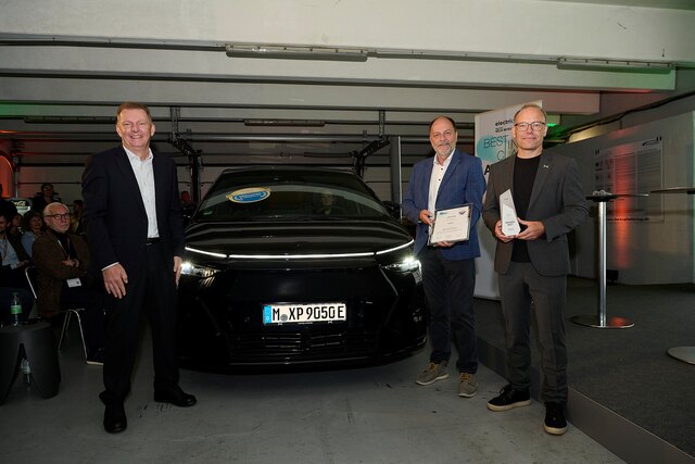 XPENG est le meilleur nouveau venu en e-mobilité : Armin Grasmuck, rédaction en chef d’electricar, Matthias Groher, directeur de l’Institut Neue Mobility, et Gordon Krug, Product and Brand Communication Manager Germany pour XPENG (de g. à d.).