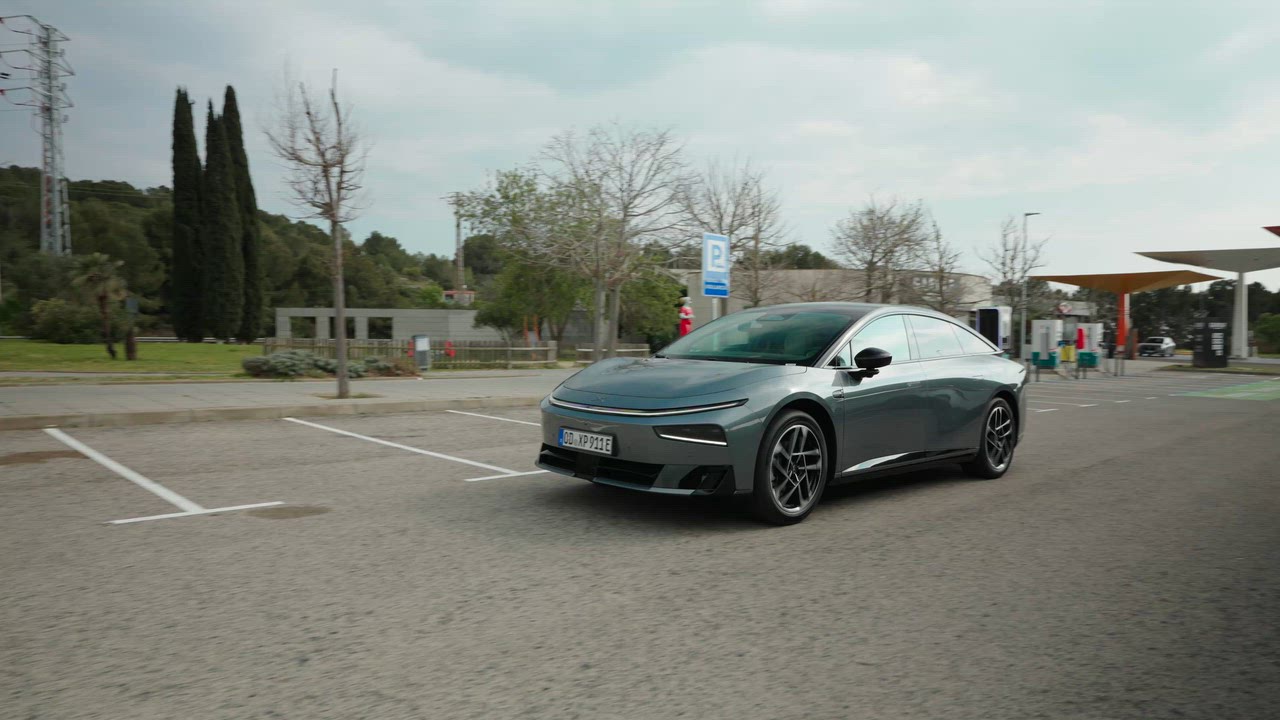 3692-xpeng-p7-barcelona-press-kit-parking-remote-auto-parking-f4edc6-awsemc.mp4