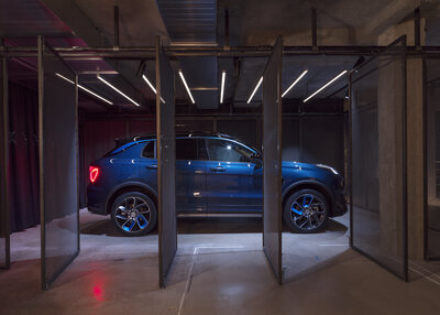 Side View Of 01 Inside Car Cage Lynk&Co 77eb3e