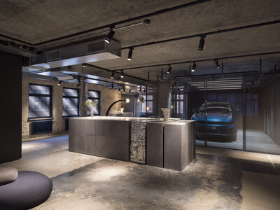 View Of Car Cage And Product Podiums Lynk&Co 6b9815