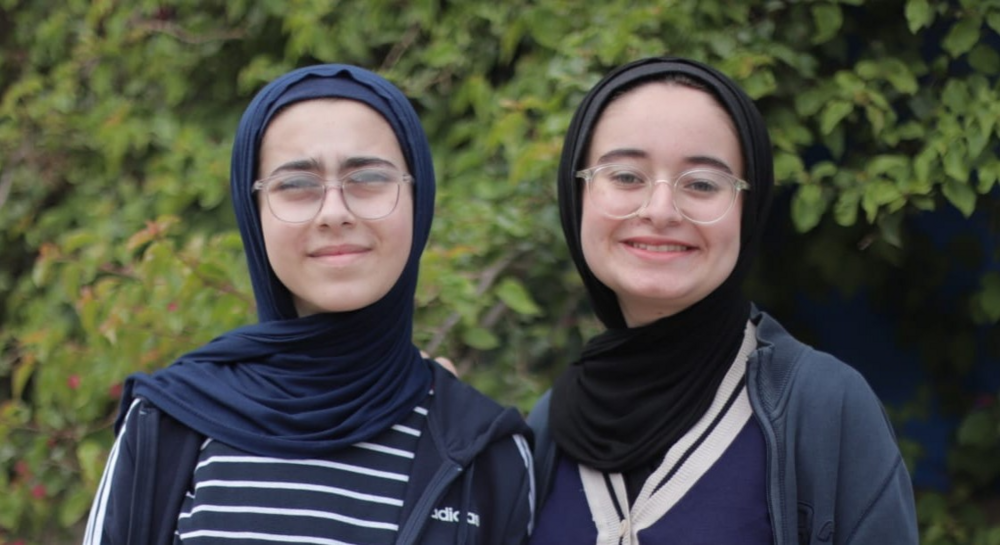 Las hermanas adolescentes de Gaza que ganaron un premio por convertir escombros de la guerra en l...