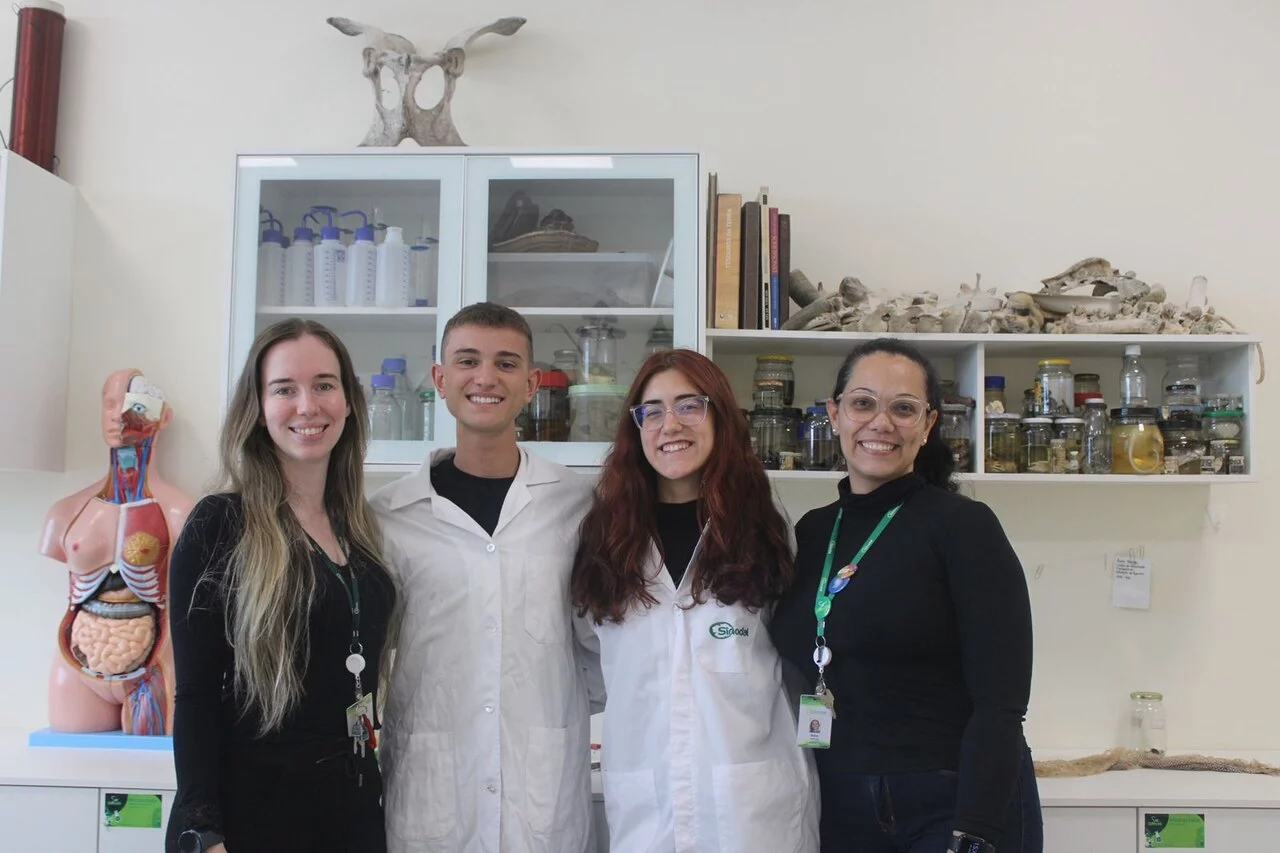 Ísis Valentin and Bernardo Mattos Renner, with their school teachers Bruna Grings (left) and Bruna Vasconcellos de Oliveira Urtassum (right)