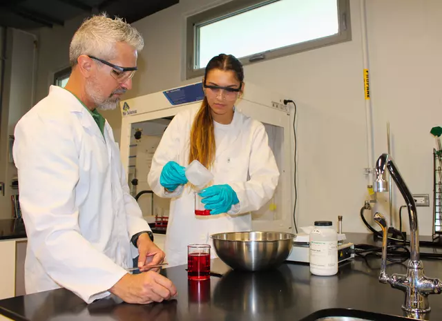 Helena do Rego in the lab with teacher Daniel Martinez. Photo by Gabriela Bolinaga