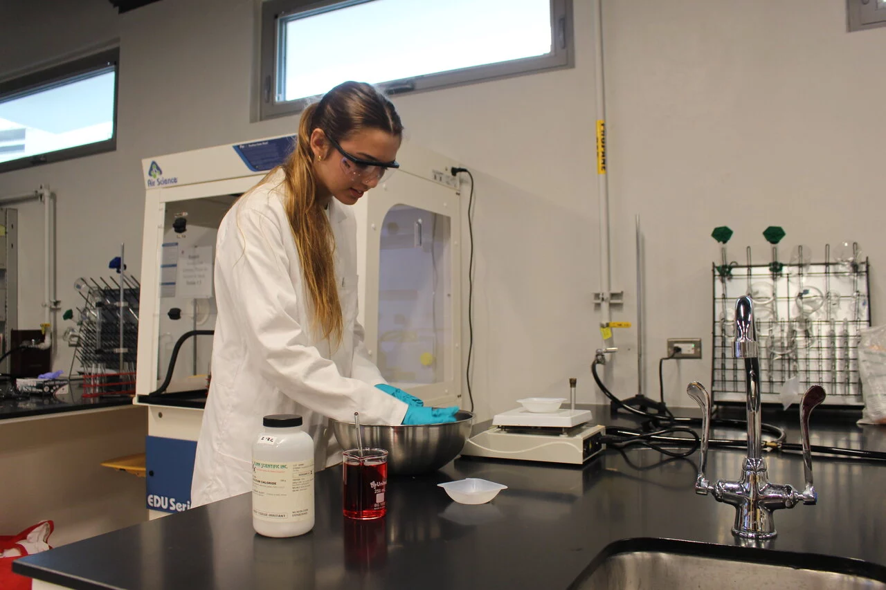 Helena do Rego in the lab, photo by Gabriela Bolinaga