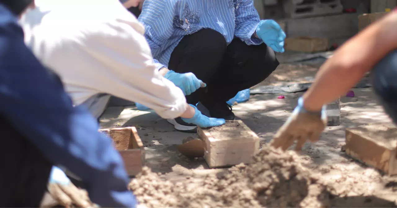 Young people collaborate to create their own blocks. Photo by Ali Awad.