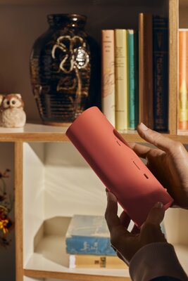 roam2_sunset_lifestyle_holding