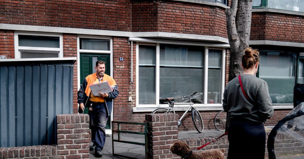 NRC loopt mee met postbode Mark Bruin: 'De mensen houden van de post'