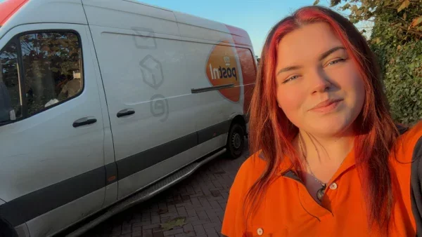 Pakketbezorger Naomi heeft het druk met Black Friday