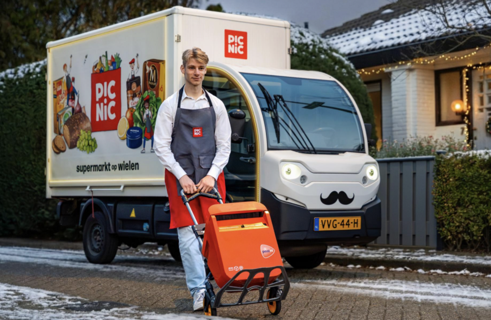 Picnic-bezorgers nemen behalve lege flessen ook kerstkaarten mee