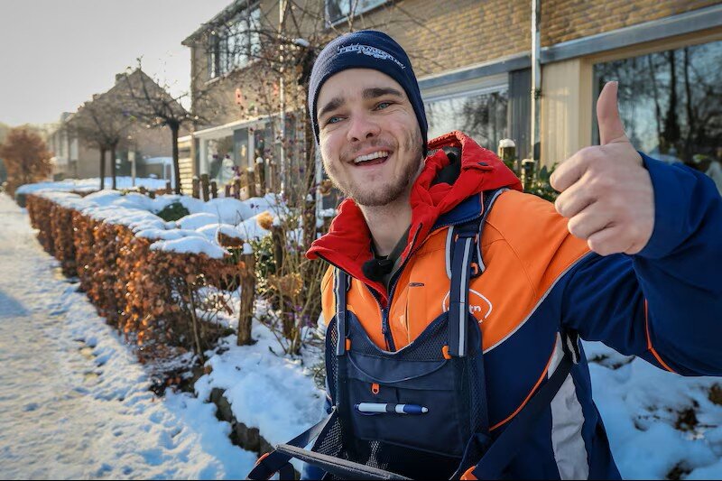 Postbezorger Luuk (19) laat zijn wijk niet in de kou staan: ‘Postbode ben je door weer en wind’