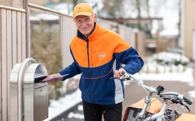 Jan (65) uit Beilen verdient als postbode en taxichauffeur minder dan met zijn vorige kantoorbaan...