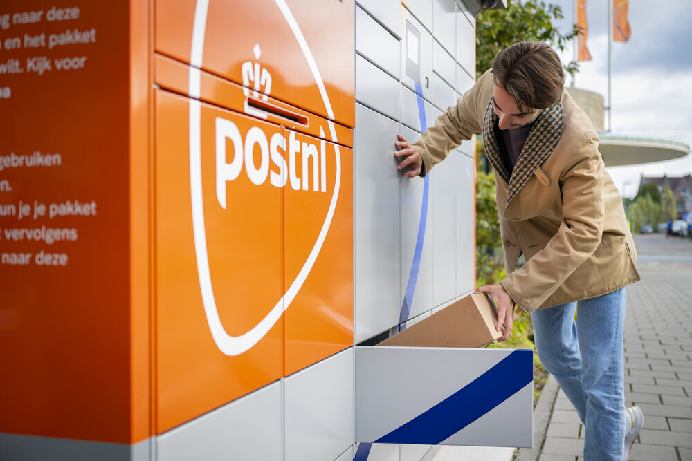 PostNL kiest Fryslân voor proef met pakketautomaten op zonne-energie