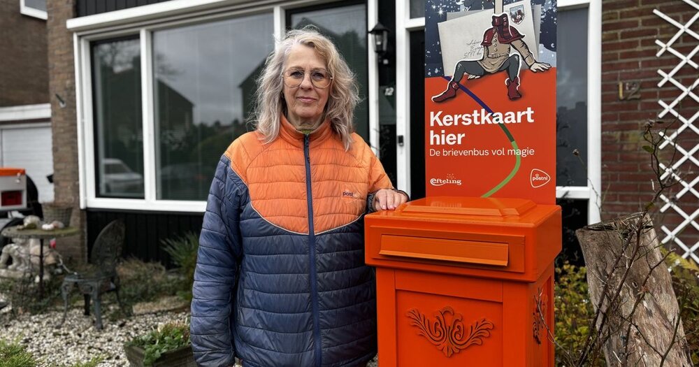 Kom maar door met die kerstkaarten; postbode Carla heeft een pratende brievenbus in haar voortuin