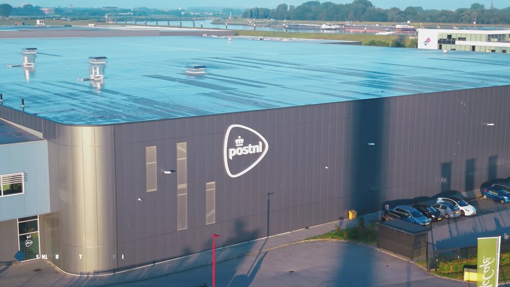 Smart warehouses en robothonden: een kijkje in het futuristische distributiecentrum van PostNL