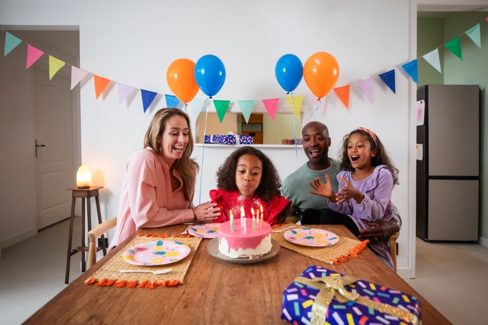 stichting- jarige-job-familie-kinderen-cadeau-verjaardag-feest-cadeau-woonkamer-taart_.jpg