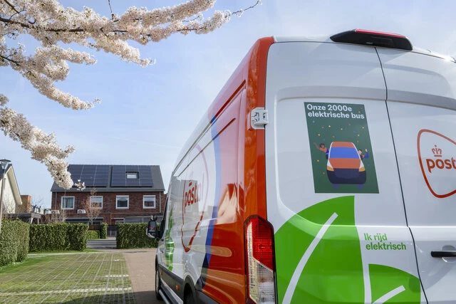 2000e elektrische bus in de straat