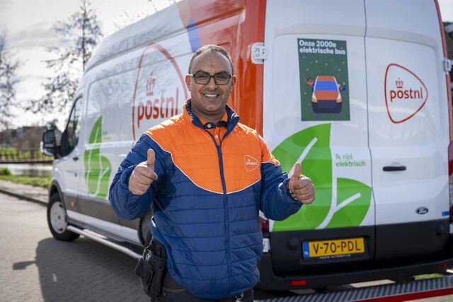 2000e elektrische bus met pakketbezorger