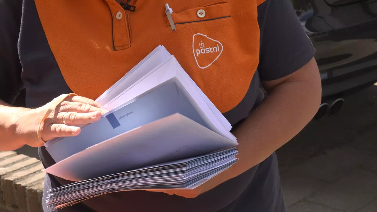 Postbezorger met post.png