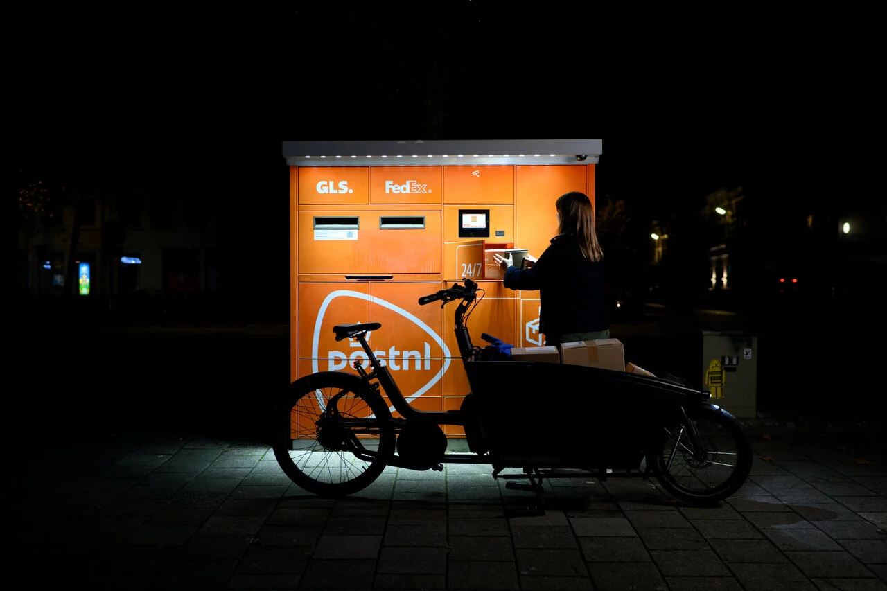 pakketautomaat-donker-fiets-pakket bezorgen-pakket-consument (1).jpg