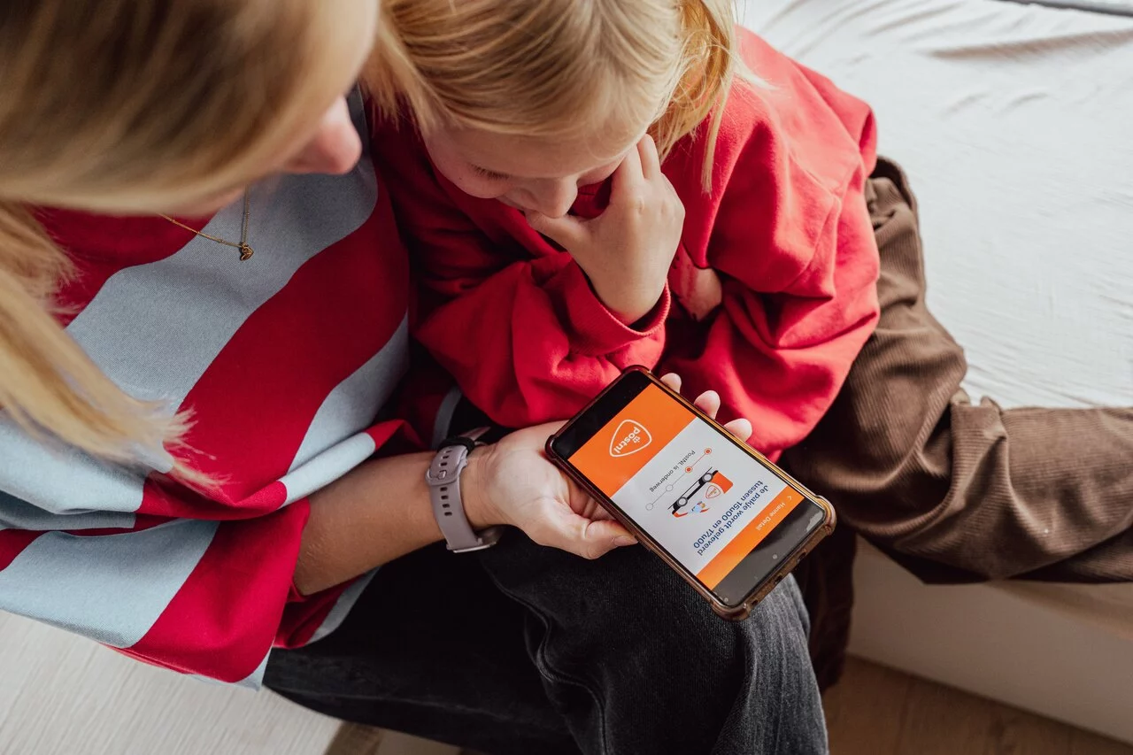 consument-kind-telefoon-PostNL-app (1).jpg