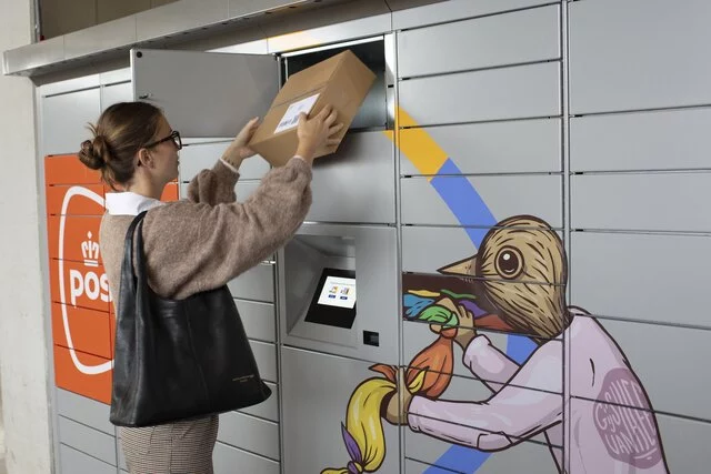 Lisa aan pakjesautomaat
