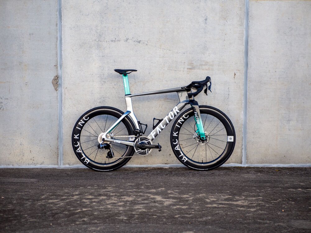 Factor launches ONE: An insane aero bike with 'modern geometry', a barely-legal fork, no stem, an...