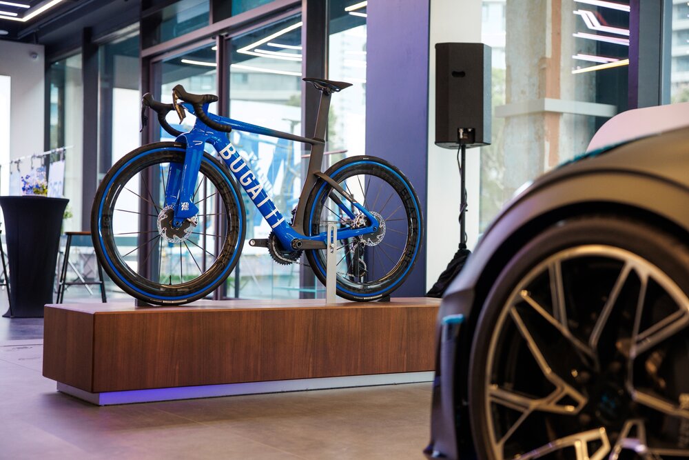 当超跑灵魂邂逅两轮极致：布加迪×Factor联名公路车重磅登场