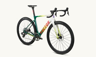 ostro gravel_2024_team_amani_rapha_force_ds45