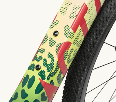 ostro gravel_2024_team_amani_rapha_force_d_001