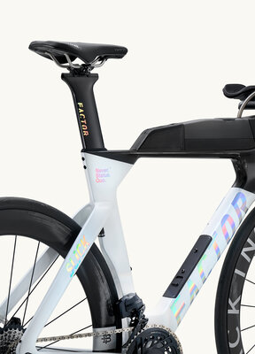 detail-2024Slick-Shadow-White-Force-58Silver-seattube