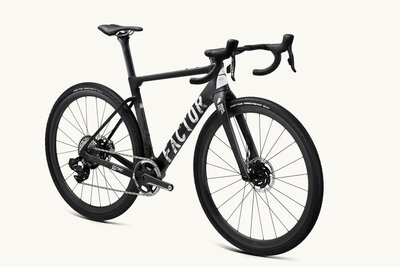 Factor_Ostro gravel_black_red_45-3QtrFrt