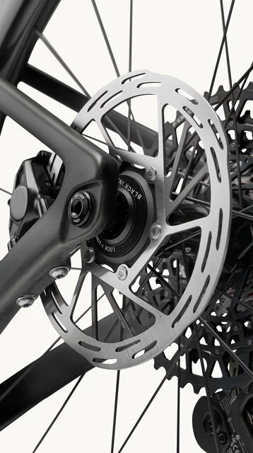 ELARA_MATTE CARBON_DETAIL_001