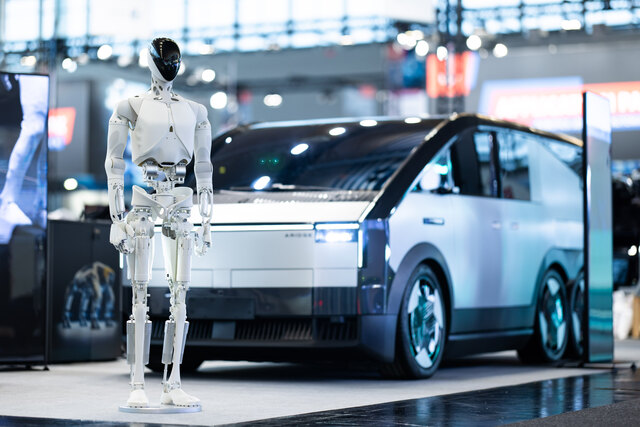 Der humanoider Roboter IRON und der Land Aircraft Carrier