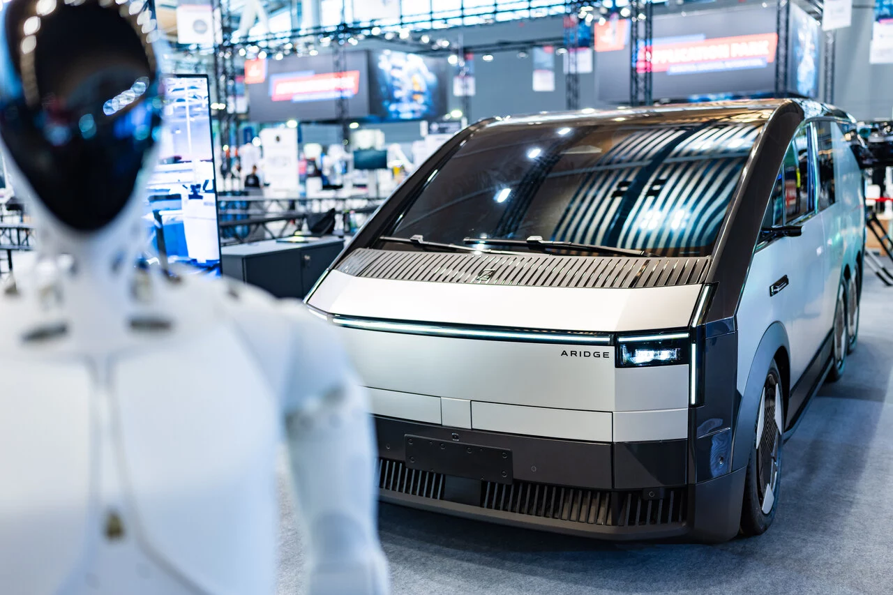 Der humanoide Roboter IRON und der Land Aircraft Carrier