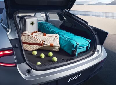 Trunk 03   Second Row Seats Fully Folded With Props C000a2