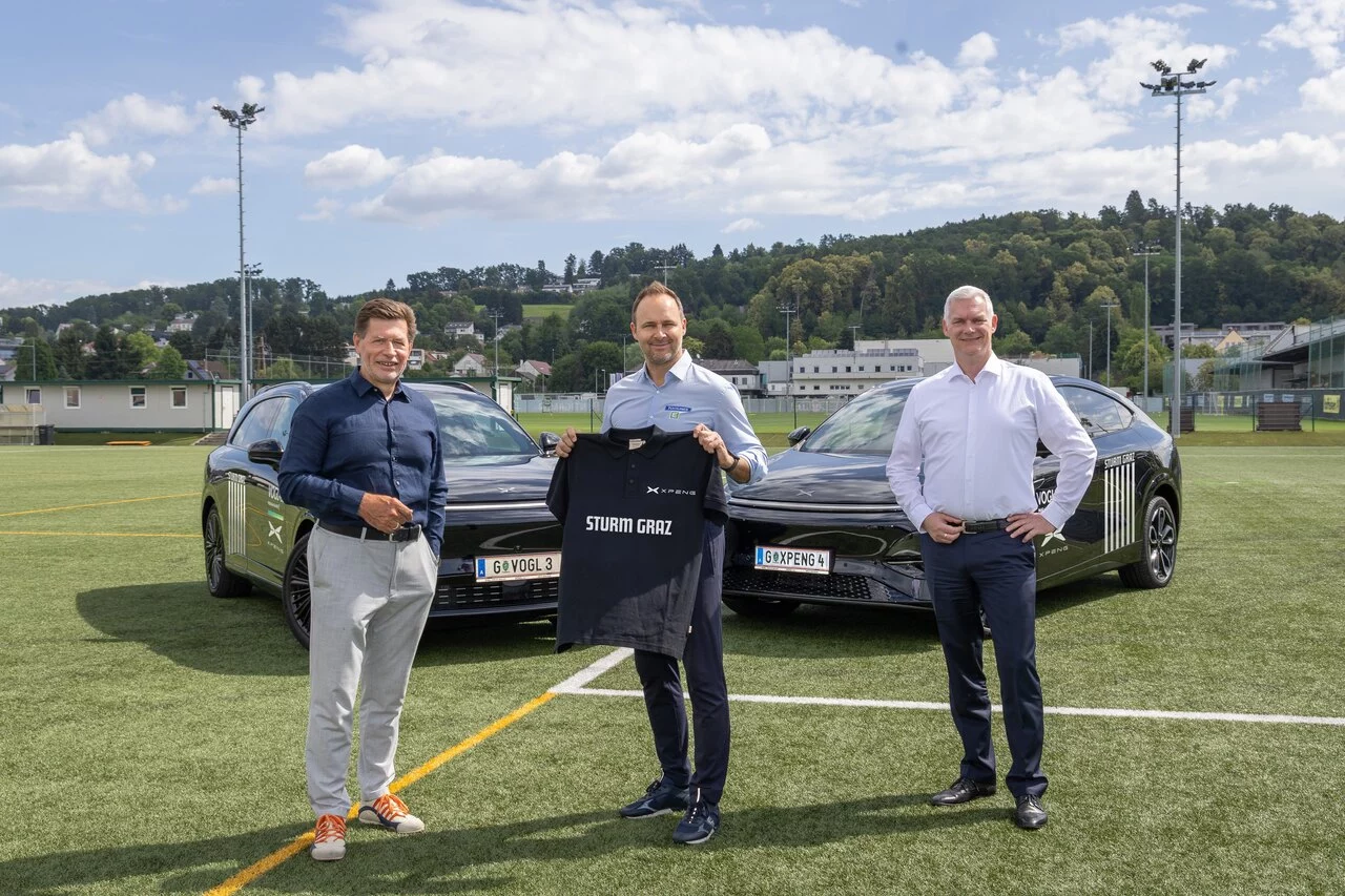 XPENG und Vogl+Co werden offizielle Mobilitätspartner des SK Sturm Graz: Georg Staudinger, Country Manager von XPENG Österreich; Thomas Tebbich, Geschäftsführer SK Sturm Graz; René Pardon, Geschäftsführer Vogl+Co (v.l.n.r.)
Foto © Oliver Wolf
