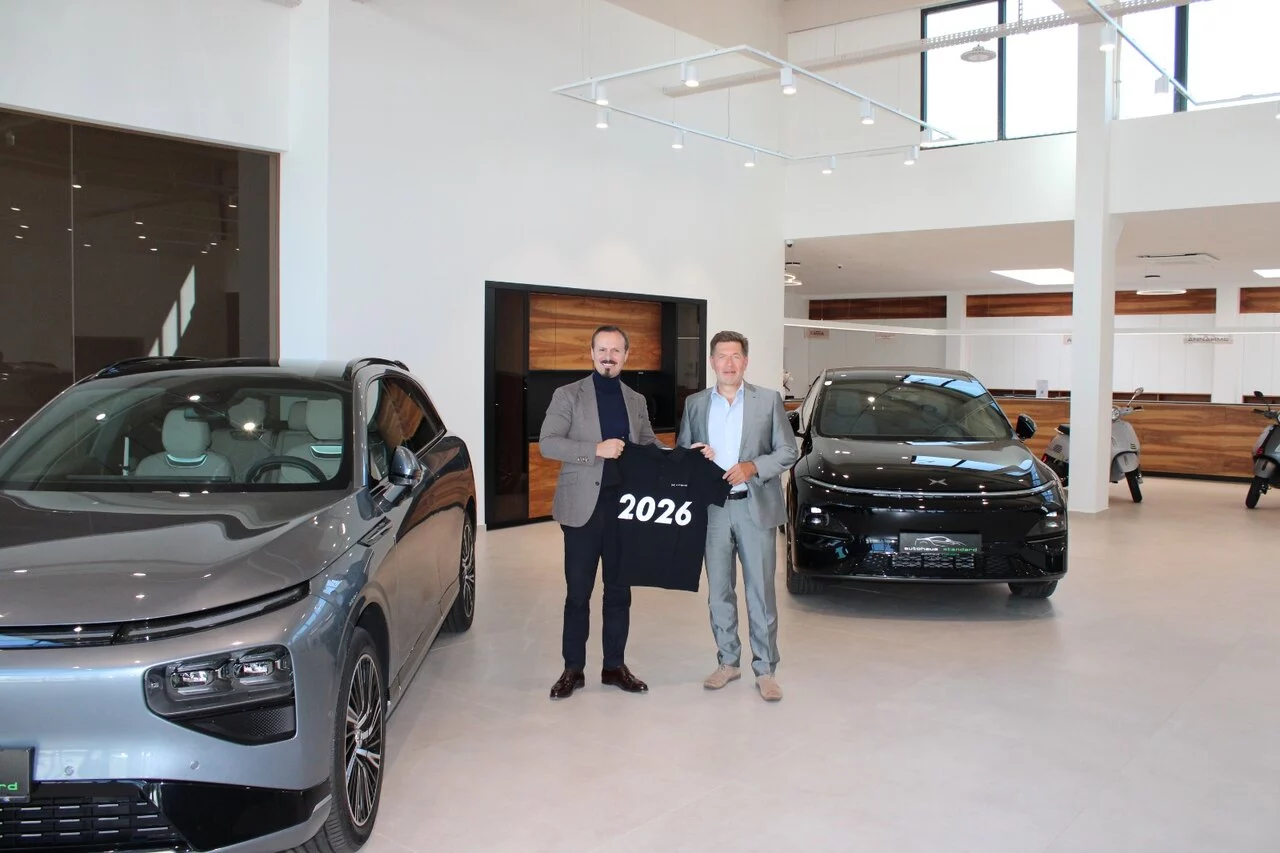 Das Autohaus Standard in Stockerau verstärkt das XPENG Händlernetz: Ronald Kokollari, Eigentümer und Geschäftsführer des Autohauses (li.), und Georg Staudinger, Country Manager von XPENG in Österreich (re.).