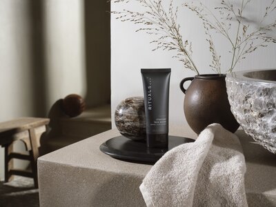 1114261-rituals-homme-relaunch-2023-charcoal-face-scrub