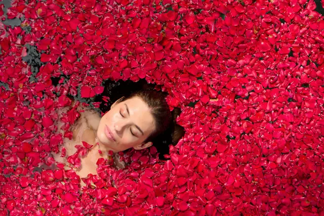rituals-a-ay260-rose-petals-water-extra-PNG